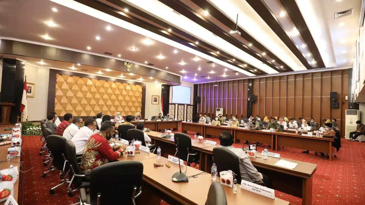 Menteri Ketenagakerjaan Ida Fauziyah mengatakan tim tripartit yang terdiri dari pengusaha, pekerja/buruh dan Pemerintah telah selesaikan pembahasan Rancangan Undang-undang Cipta kerja. (Dok Kemnaker)
