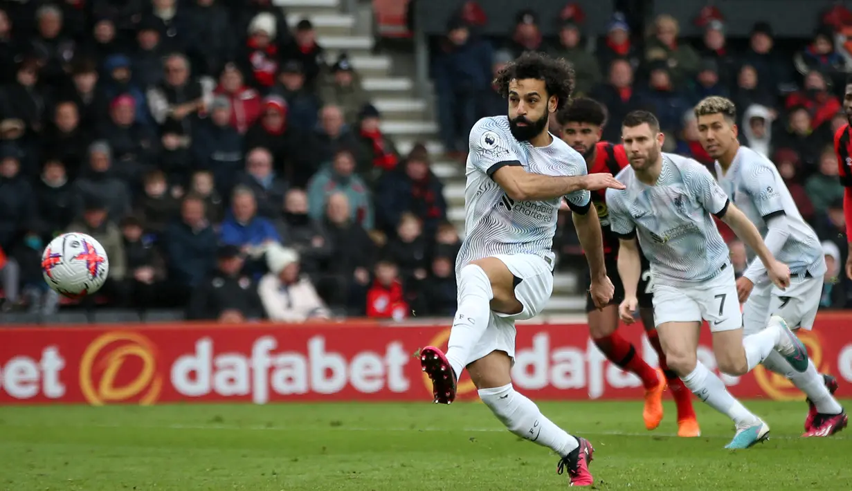 Mohamed Salah menendang bola dari titik penalti saat melawan Bournemouth dalam pertandingan lanjutan Liga Inggris 2022/2023, Sabtu (11/3/2023). Sayangnya, Mohamed Salah gagal mengkonversinya menjadi gol setelah tendangannya melebar. (AFP/Steve Bardens)