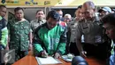 Perwakilan pengemudi ojek menandatangani deklarasi damai komunitas ojek pangkalan dengan komunitas ojek online di Polsek Kebun Jeruk, Jakarta (22/9/2015). Acara diselenggarakan unutk menjalin silaturahmi antar pengemudi ojek. (Liputan6.com/Gempur M Surya)