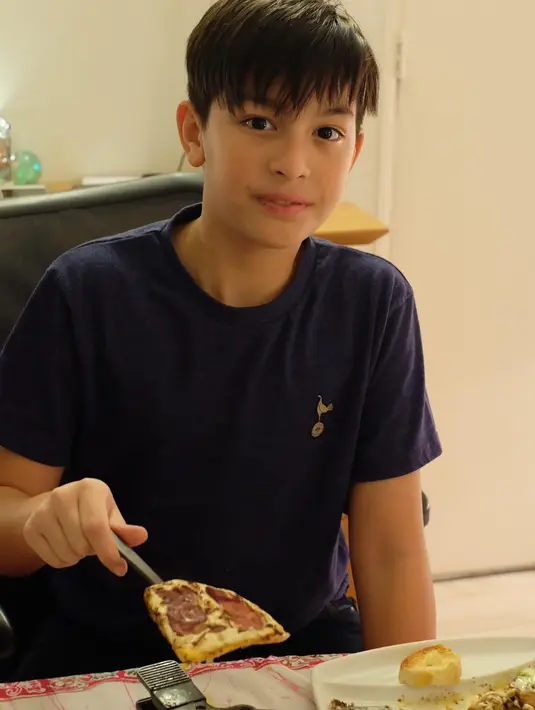 Melalui akun Instagramnya ternyata Eddy sangat menyukai makan. Hal itu terlihat ketika dirinya sedang memasak telur dadar. Masih terlihat tampan ya. (Liputan6.com/IG/eddy_mm)