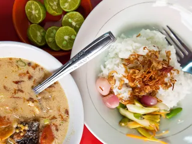 Soto betawi merupakan soto khas dari Jakarta, Soto ini terkenal dengan rasa kuahnya yang gurih yang merupakan perpaduan dari santan susu, daging sapi, dan jeroan. Ditambah lagi dengan perasan jeruk limau. (Istimewa)