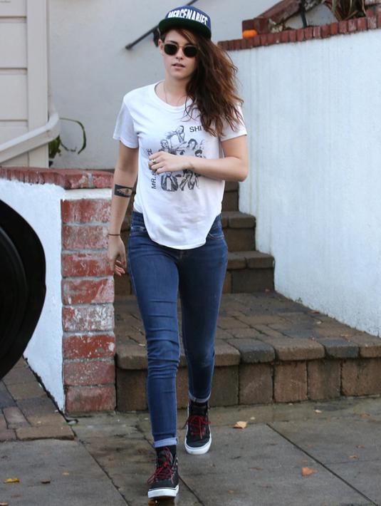 Denim + kaos putih = penampilan paling mudah, simpel, namun selalu modis. Untuk pilihan kaos putih, coba tren kaos monokrom alias hitam-putih seperti yang dilakukan Kristen Stewart untuk menjaga kesan simpel. (huffingtonpost.ca)