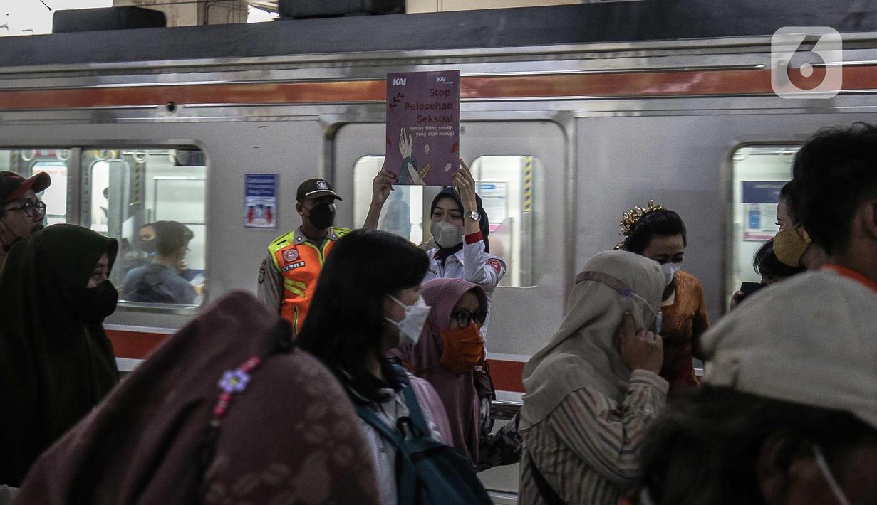 Petugas KAI Commuter membawa poster saat melakukan kampanye cegah tindak kekerasan dan pelecehan seksual di dalam gerbong KRL di Stasiun BNI City, Jakarta, Kamis (22/12/2022). Kampanye sekaligus untuk memperingati Hari Ibu dilakukan KAI Commuter untuk menggugah kesadaran masyarakat agar tidak melakukan tindakan kekerasan dan pelecehan seksual di transportasi umum, khususnya KRL. (Liputan6.com/Faizal Fanani)