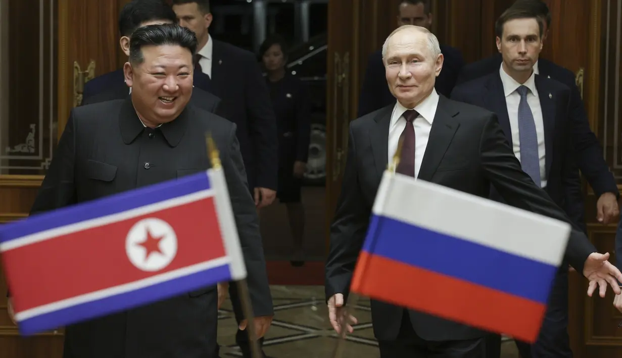 Kedua kepala negara itu akan membahas hubungan perdagangan, keamanan, serta mendukung Korea Utara melawan AS. (Gavriil Grigorov, Sputnik, Kremlin Pool Photo via AP)
