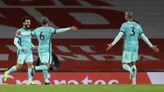 Pemain Liverpool Mohamed Salah (kiri) merayakan dengan rekan satu timnya setelah mencetak gol ke gawang Arsenal pada pertandingan Liga Inggris di Emirates Stadium, London, Inggris, Sabtu (3/4/2021). Liverpool membantai Arsenal dengan skor 3-0. (Julian Finney/Pool via AP)