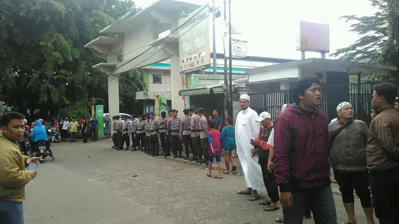 Situasi menjadi tegang jelang kedatangan calon Gubernur Provinsi DKI Jakarta petahana, Basuki Tjahaja Purnama atau Ahok ke kawasan Pasar Bunga, Kebon Jeruk, Jakarta Barat.