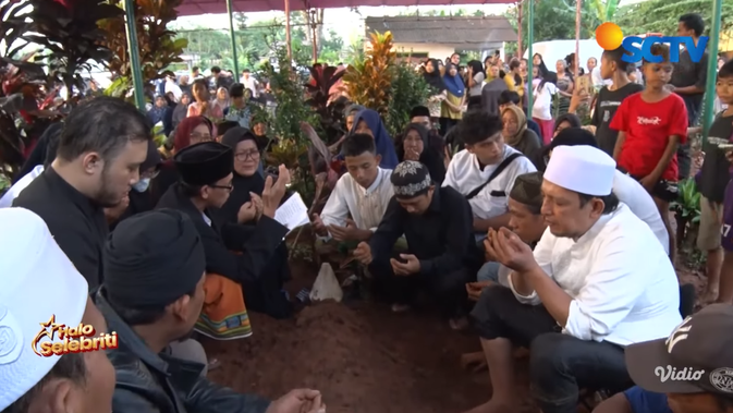 Ayah Apoy Wali Meninggal Dunia, Sang Gitaris Ikut Turunkan Jenazah ke Liang Lahad
