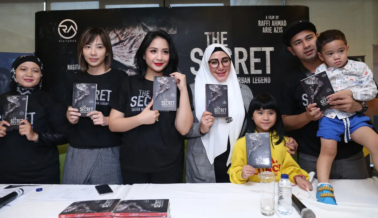 "Horor ada bapernya. Aku coba buat film horor ada love storynya. Cukup menarik untuk diangkat ketika bicara suster ngesot, rumah sakit. Cukup menarik menurut aku karena juga dibalut dengan kisah cinta," pungkas Raffi Ahmad. (Nurwahyunan/Bintang.com)