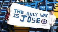 Dua suporter Chelsea membentangkan spanduk bertuliskan The Only Way is Jose di sela laga melawan Liverpool di Stamford Bridge, Sabtu (31/10/2015). (AFP/Ian Kington).