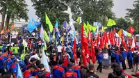 Ribuan buruh dari berbagai organisasi dan serikat buruh menggelar aksi unjuk rasa meminta kenaikan upah di Gedung Sate, Kota Bandung, Selasa (30/11/2021). (Foto: Liputa6.com/Huyogo Simbolon)