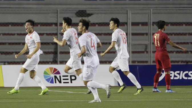 Selebrasi bek Timnas Vietnam U-22, Doan Van Hau usai mencetak gol ke gawang Timnas Indonesia U-22. (Bola.com/Muhammad Iqbal Ichsan)