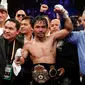 Petinju asal Filipina, Manny Pacquiao merayakan kemenangannya melawan Adrien Broner dalam pertandingan tinju kelas welter WBA di Las Vegas (19/1). Pacquiao  menang lewat kemenangan angka mutlak, 117-111, 116-112, dan 116-112. (AP Photo/John Locher)