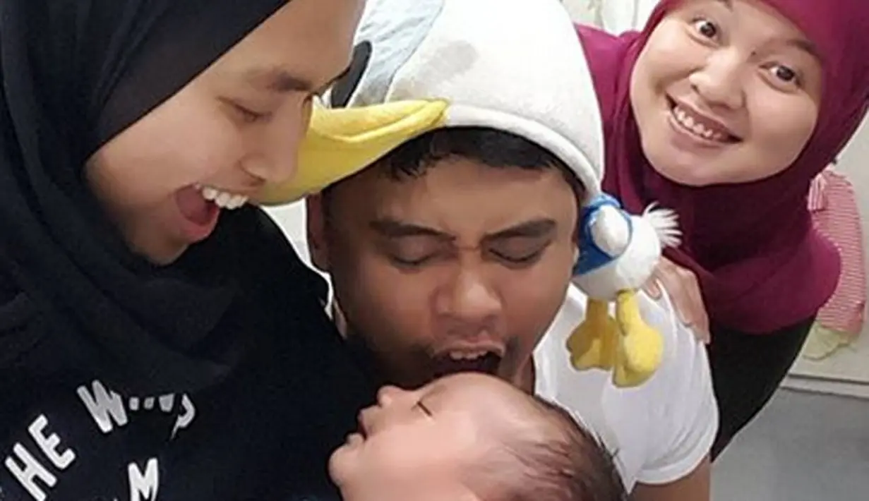 Pria yang kini sudah resmi menjadi menantu presiden Jokowi ini ternyata putra dari mendiang Erwin Nasution, mantan Direktur Utama PTPN IV. Di lihat dari foto-foto di Instagram, Bobby nampak dekat dengan keluarganya. (Instagram/ingenst)