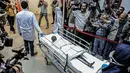Mumi Firaun Sennedjem setelah dikeluarkan dari peti mati di Museum Nasional Peradaban Mesir (NMEC), Kairo, Mesir, (21/9/2019). Mumi Firaun Sennedjem dikeluarkan dari peti mati karena dalam proses pemulihan. (AFP Photo/Mohamed el-Shahed)