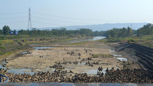 Ilustrasi – Volume Sungai Citanduy hilir Bendung Menganti, perbatasan Jawa Tengah-Jawa Barat menyusut pada musim kemarau. (Foto: Liputan6.com/Muhamad Ridlo)