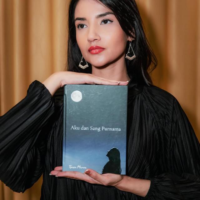 6 Potret Tsania Marwa Rilis Buku, Tumpahkan Isi Perasaannya dalam Karya Tulis