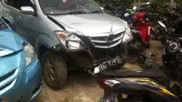 Mobil Avanza yang menyeruduk gerobak roti bakar (Raden Fajar / Liputan6.com)