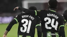 Penyerang Brighton & Hove Albion, Simon Adingra berselebrasi dengan Ansu Fati setelah mencetak gol kedua timnya ke gawang Ajax Amsterdam pada pekan ke-4 Grup B Liga Europa 2023/2024 di Johan Cruijff Arena, Jumat (10/11/2023) WIB. (AP Photo/Patrick Post)