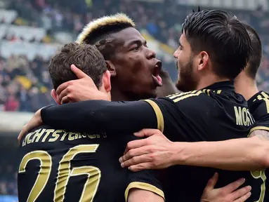 Paul Pogba disambut rekan-rekannya setelah mencetak gol keempat Juventus ke gawang Chievo dalam lanjutan Serie A Italia di Stadion Marc'Antonio Bentegodi, Minggu (31/1/2016). (AFP/Giuseppe Cacace)