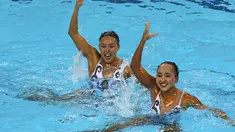 Perenang indah Indonesia, Adela Amanda Nirmala dan Claudia M. Suyanto, sedang beraksi di nomor Duet Technical Routine SEA Games 2015 di OCBC Aquatic Arena, Singapura. Selasa (2/6). (Bola.com/Arief Bagus) 