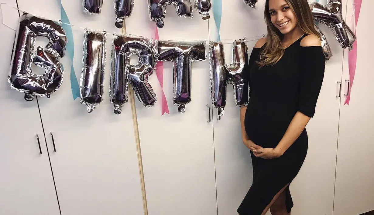 Kekasih Robin Thicke, April Love memamerkan perut buncitnya dalam balutan dress hitam. (instagram/aprillovegeary)