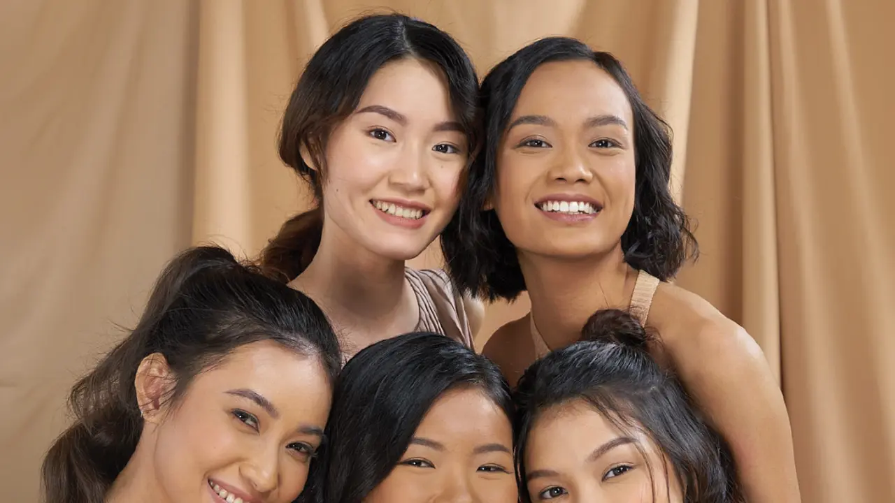 Di Rumah Aja, Makeup Lebih Praktis dengan Compact Powder Lokal Terbaru