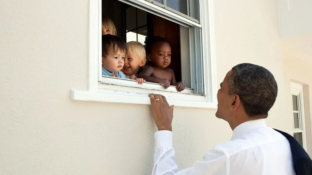 Barack Obama ketika berkunjung ke pusat penitipan anak di Bethesda, Maryland