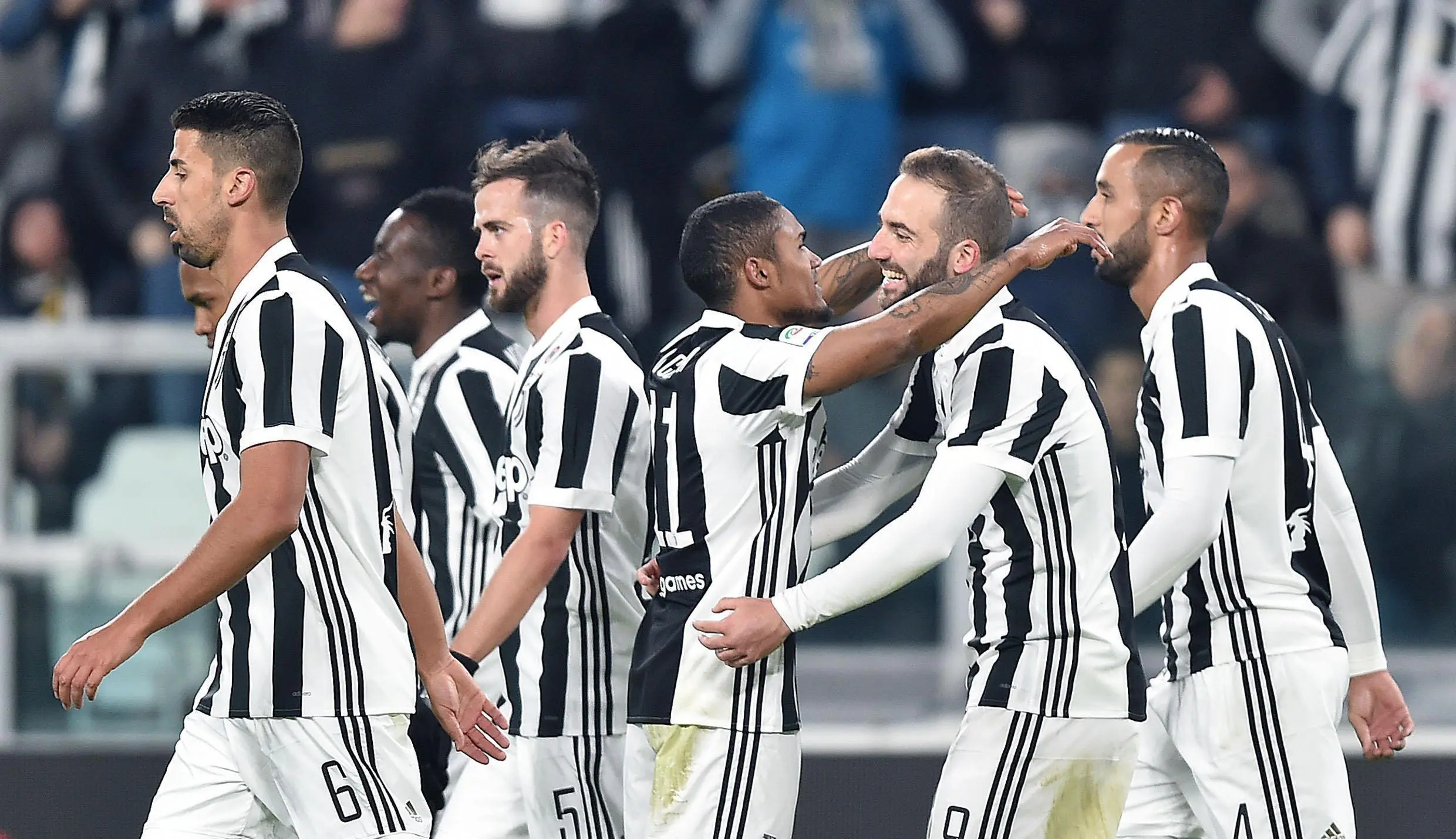 Para pemain Juventus merayakan gol Douglas Costa (tengah) saat melawan Genoa pada lanjutan Serie A di Allianz stadium, Turin, (22/1/2018). Juventus menang tipis 1-0. (AP/Alessandro Di Marco)