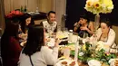 Wajah bahagia terlihat pada Ruben Onsu, dan Sarwendah Tan, mereka merayakan ulang tahun pernikahan dengan makan malam bersama keluarga dan sahabat-sahabat terdekat.  (Via Instagram/@Ruben_Onsu)