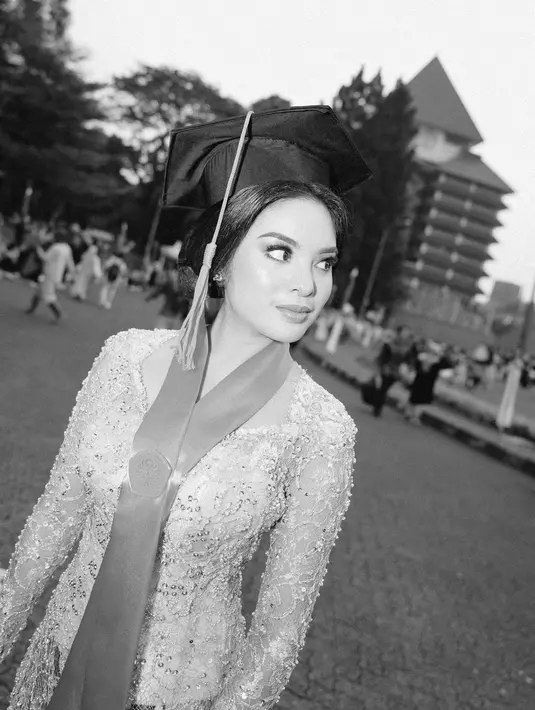 Di kesempatan itu, pemilik nama lengkap Rakyan Ratri Syandriasari Kameron itu tampil anggun dalam balutan kebaya. [@syandria]