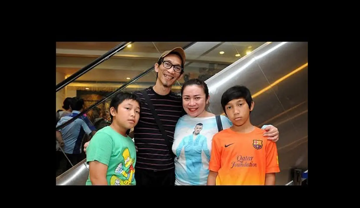 Melly Goeslaw dan Anto Hoed adalah orangtua paling kreatif dalam memberikan nama anak. Ke dua anak mereka bernama Anakku Lelaki Hoed (Ale) dan Pria Bernama Hoed (Abe) (Istimewa)
