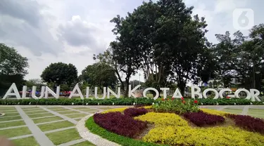 Suasana Alun-Alun Kota Bogor, Jawa Barat, Senin (26/9/2022). Alun-Alun Kota Bogor dibangun di atas lahan seluas 1,7 hektare yang berlokasi di Jalan Kapten Muslihat, bersebelahan dengan Stasiun Bogor. (Liputan6.com/Magang/Aida Nuralifa)