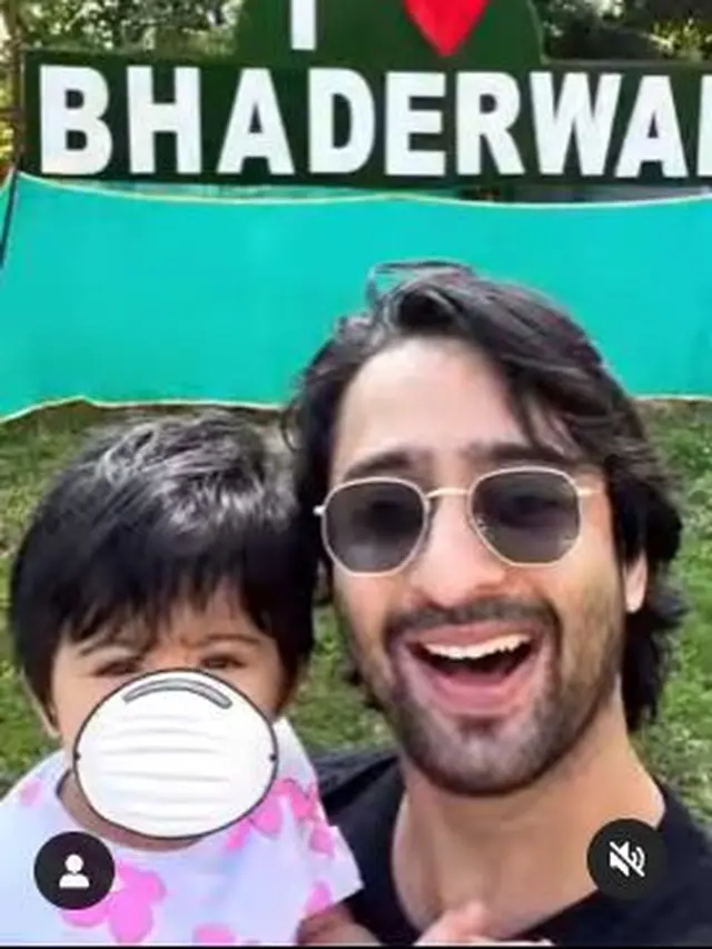 Shaheer Sheikh, mengajak putrinya berpose dengan latar belakang tulisan I love Bhaderwah, di kawasan Jammu, India. Ia tetap memberikan gambar masker pada wajah putrinya. (Foto: Instagram/@shaheernsheikh)