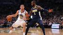 Pebasket Golden State Warriors, Klay Thompson, berusaha melewati pebasket Denver Nuggets, Will Barton, pada laga NBA di Pepsi Center, Denver, Sabtu (4/11/2017). Warriors menang 127-108 atas Nuggets. (AFP/Matthew Stockman)