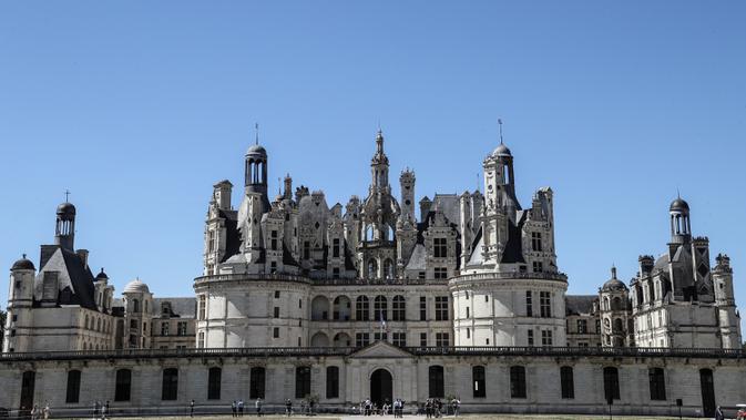 Sebuah foto pada 22 Juli 2020 menunjukkan pemandangan dari Kastil Chambord, di Chambord, Prancis. Bangunan bersejarah ini merupakan salah satu kastil terbesar di Prancis sekaligus lokasi nyata yang menginspirasi film pertama Beauty and The Beast, 26 tahun lalu. (Photo by Ludovic MARIN / AFP)