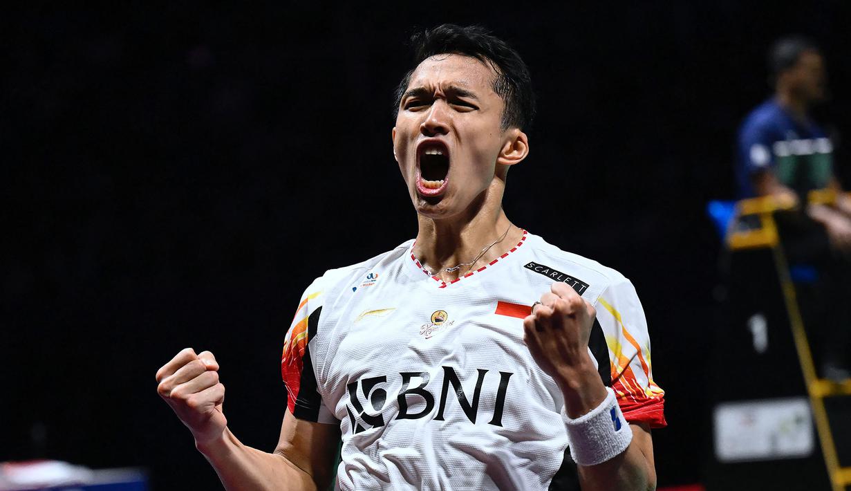 Pebulu tangkis tunggal putra Indonesia, Jonathan Christie mampu mengunci kemenangan atas Li Shi Feng dengan skor 21-16, 15-21, 21-17. (AFP/Wang Zhao)