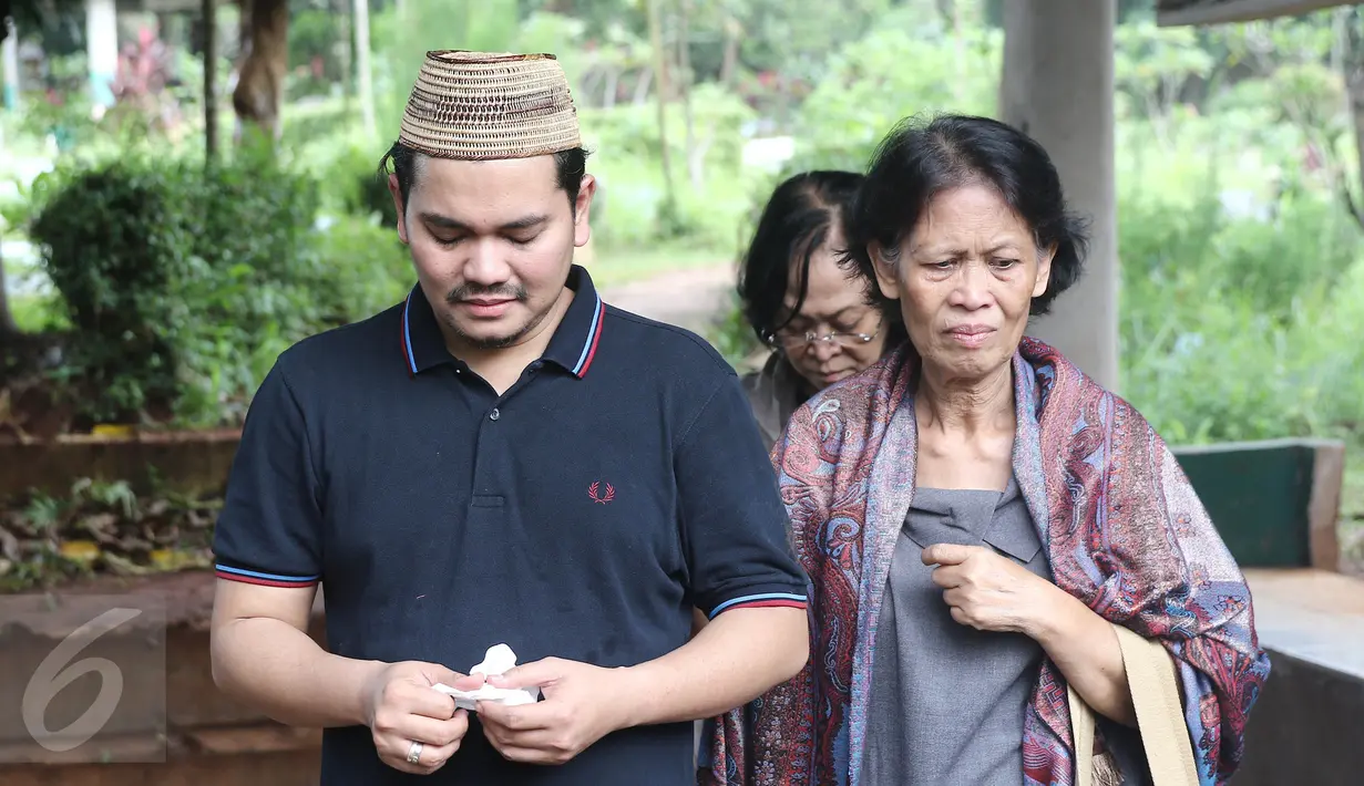 Kesedihan Indra Bekti saat pemakaman anak ketiganya, Kenward Athar Indrabekti, di TPU Kamboja, Radio Dalam, Jakarta, Rabu (1/2). Istri Bekti, Aldilla Jelita, melahirkan saat usia kandungannya baru mencapai lima bulan. (Liputan6.com/Herman Zakharia)
