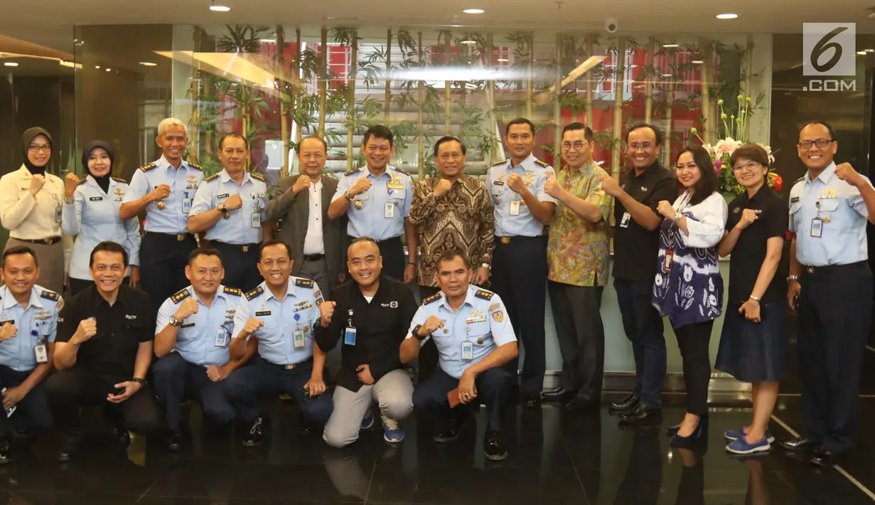 Dirut Indosiar Imam Sudjarwo (tengah) beserta petinggi Emtek Group foto bersama dengan Kadispenau Marsma TNI Ir Novyan Samyoga dan rombongan usai pertemuan di Kantor Indosiar, Jakarta, Selasa (12/3). (Liputan6.com/Angga Yuniar)