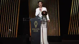 Pesepakbola berusia 26 tahun ini telah memenangkan Ballon d'Or putri untuk tahun kedua berturut-turut. (FRANCK FIFE/AFP)