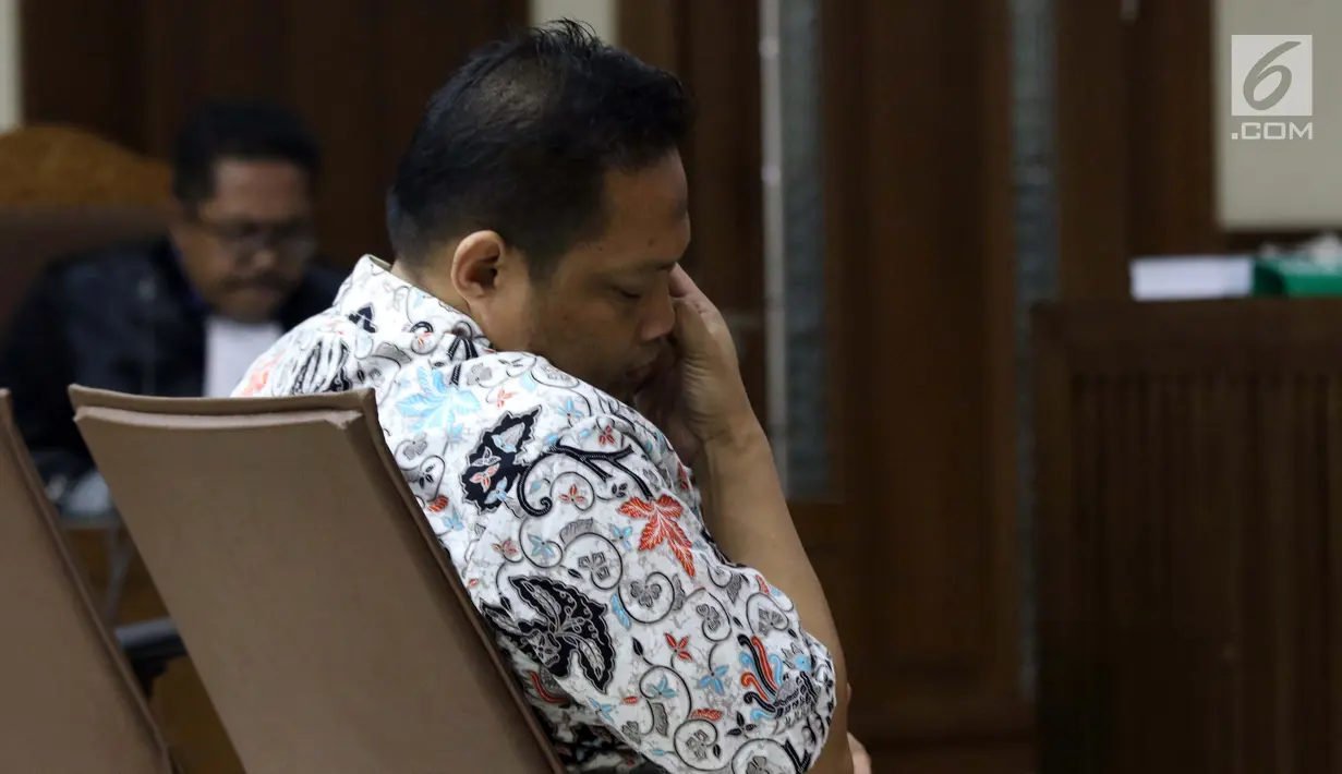 Panitera pengganti Pengadilan Tipikor Medan, Helpandi saat menjalani sidang pembacaan tuntutan di Pengadilan Tipikor, Jakarta, Kamis (14/3). Sebelumnya, Helpandi didakwa menerima suap terkait putusan perkara di PN Medan. (Liputan6.com/Helmi Fithriansyah)