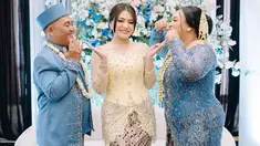 Nathalie Holscher tampil anggun dalam balutan kebaya berwarna kuning. Wanita 31 tahun itu berdiri dengan senyum menawan di antara pasangan pengantin yang mengenakan busana serba biru. Kebaya karya desainer Dea Febrinda itu semakin cantik dipadukan dengan bawahan batik bernuansa krem. (Liputan6.com/IG/@nadyaholscher)