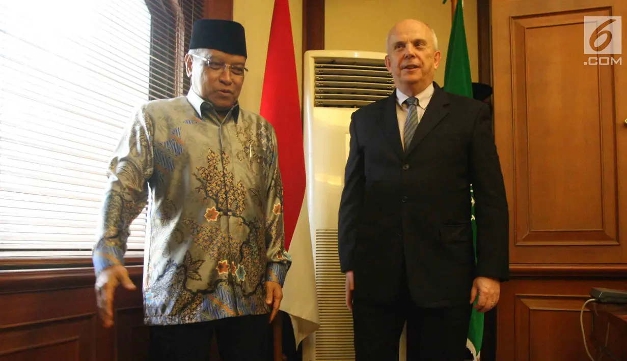 Dubes Amerika Serikat untuk Indonesia, Joseph Donovan disambut Ketua Umum PBNU, KH Said Aqil Siradj (kiri) saat berkunjung ke Kantor PBNU di Jakarta, Senin (26/3). Pertemuan itu juga membahas diantaranya terkait isu Palestina. (Liputan6.com/Angga Yuniar)