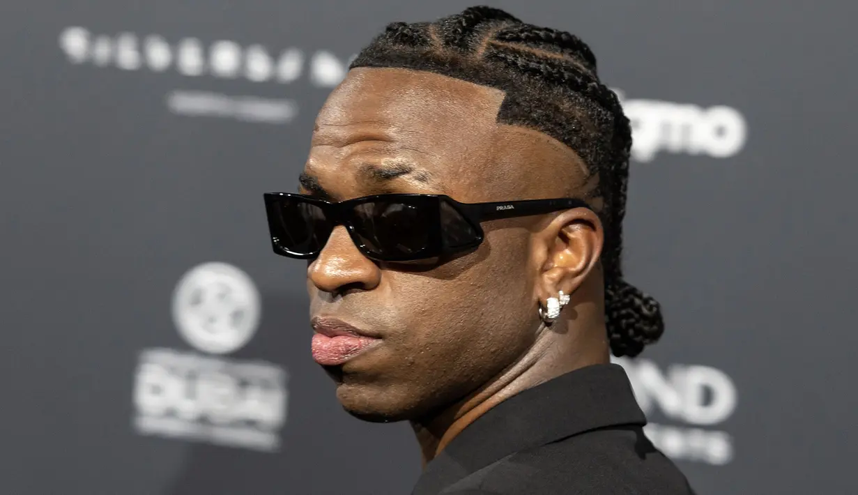 Pemain Real Madrid, Vinicius Jr menghadiri acara Globe Soccer Awards yang berlangsung di Dubai, Uni Emirat Arab, Jumat (27/12/2024) waktu setempat. (AFP/Fadel Senna)