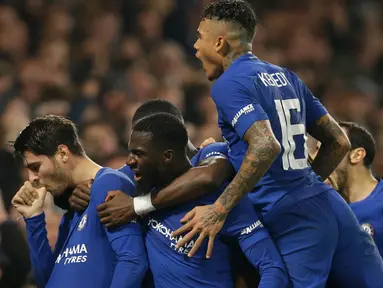Pemain Chelsea, Alvaro Morata bersama rekan setimnya merayakan gol ke gawang Bournemouth pada laga perempat final, di Stadion Stamford Bridge, Kamis (21/12). Morata menjadi penentu kemenangan Chelsea atas AFC Bournemouth 2-1. (AP/Alastair Grant)