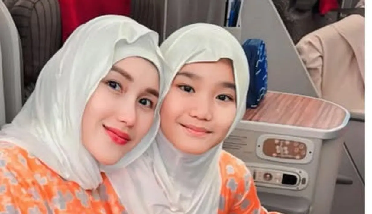 <p>Ayu mengenakan atasan tunik orange bercorak dipadukan rok bawahan putih serasi dengan kerudung shimmernya. Ia mengenakan sandal Hermes model oran dengan leather metallic pada icon H nya seharga Rp13 jutaan.&nbsp;[@ayutingting92]</p>