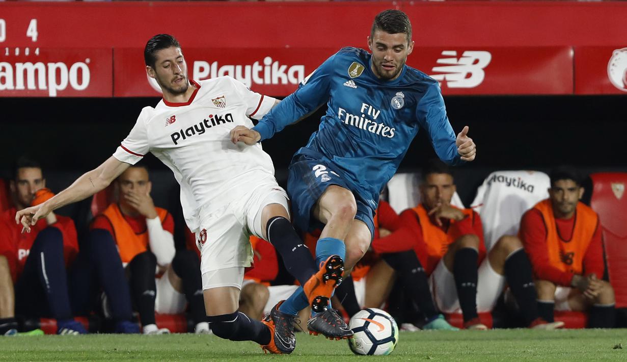 Pemain Real Madrid, Kovacic (kanan) berebut bola dengan pemain Sevilla, Escudero pada laga La Liga Santander di Sanchez Pizjuan stadium, Seville, (9/5/2018). Madrid kalah 2-3 dari Sevilla.  (AP/Miguel Morenatti)