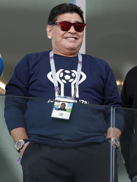 Diego Maradona hadir memberikan dukungan untuk Argentina pada laga grup D Piala Dunia 2018 di Spartak Stadium, Moskow (16/6/2018). Argentina hanya bermain imbang 1-1. (AP/Ricardo Mazalan)