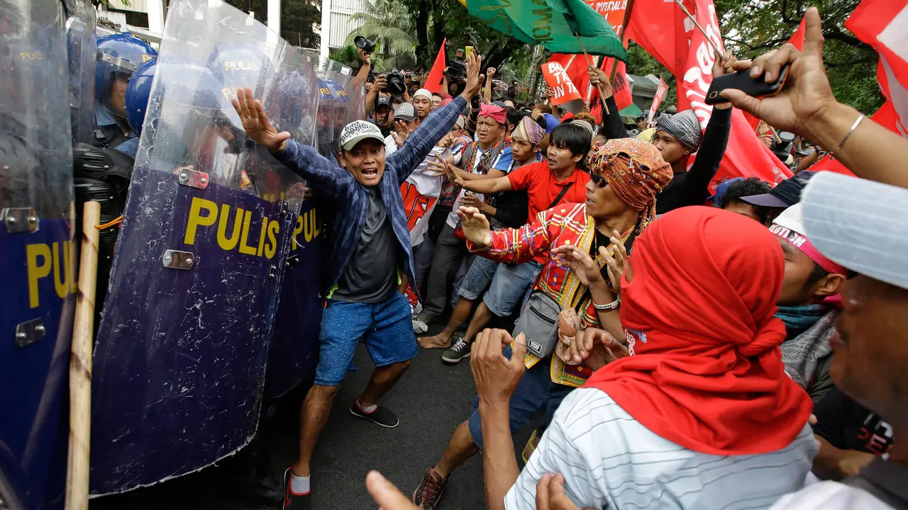 Jelang Kunjungan, Demo Anti-Trump Berakhir Ricuh di Manila