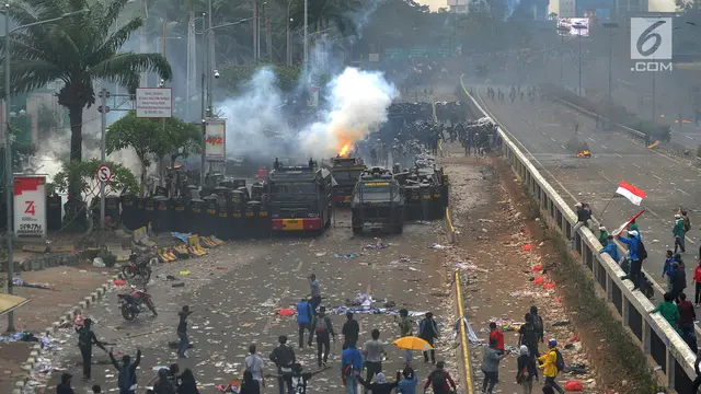 Polisi Tembakkan Gas Air Mata Bubarkan Demo Mahasiswa di Depan DPR