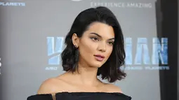 Eskpersi Kendall Jenner saat menghadiri premiere film "Valerian and The City of Thousand Planets" di TCL Chinese Theater, Hollywood, California (17/7). (Neilson Barnard/Getty Images/AFP)